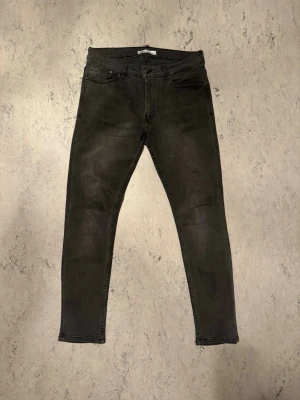 Zara slim fit jeans - Hej, säljer ett par gråa Zara slim fit jeans i princip helt ny skick! Passar storlek L-XL 😊  Storlek: 44 Midja: ca 44 cm Längd ca 106 cm