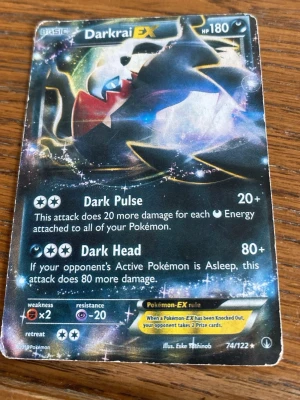 Darkrai EX Pokémonkort - Säljer ett Darkrai EX samlarkort från Pokémon TCG. Kortet har en svart och blå design med Darkrai i fokus, HP 180 och attacker som Dark Pulse och Dark Head. Perfekt för dig som gillar att samla eller spela Pokémonkort.