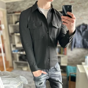 Overshirt - Mycket fint skick, inga defekter. Storlek S, passar dig som är 170-180cm ungefär. Skriv för mer information!🤝