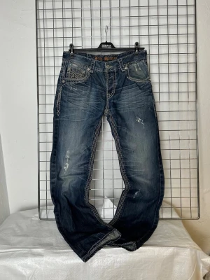 Jeans herr Y2K - Denna vara kommer att auktioneras ut på på Humana x Plick Live den 8 juni klockan 19:30