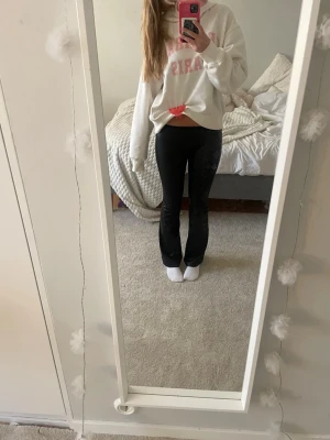 Svarta utsvängda skinn byxor - Säljer ett par svarta svarta skinn byxor. De är super fina men kommer tyvär inte till användning längre. De är mid/low waist men går enkelt att vika ner till de man vill, på bilderna jag har på mig de har jag vikt ner dem lite. De är super bekväma och väldigt strechiga men som sagt kommer inte till andvändning lika mycket❤️❤️längd 164 och priset kan diskuteras❤️😇