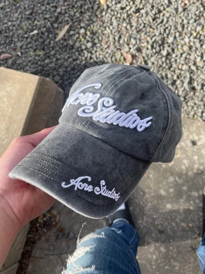 Keps acne studios - Snygg vintage keps från Acne studios. Storleken är justerbar. Perfekt till sommaren att matcha till trendiga outfits. Fint skick utan skador/fläckar.   Skickar snabbt!