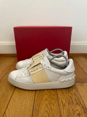 Valentino open sneakers  - Säljer nu dessa fina valentino skor | Storlek 38,5 | Fint skick | Hör gärna av er vid frågor eller funderingar 