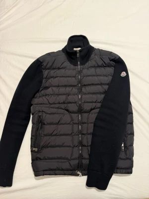 Svart cardiganjacka från Moncler - Snygg svart cardiganjacka från Moncler. För mer info hör av er!