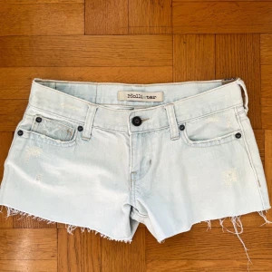 Jeansshorts - Lappar kvar, midjemått: 35cm rakt över 💗