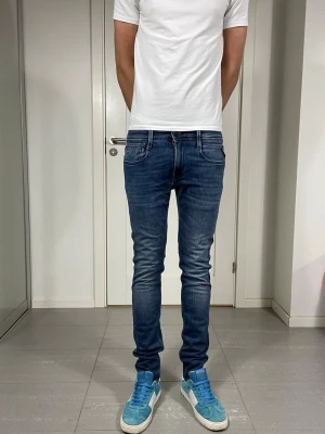 Replay Anbass Jeans  - Säljer nu dessa Replay Anbass jeans, W28 o L32 o mått: ca 36,5 o 104 cm. skriv för fler bilder/frågor🙌🏼