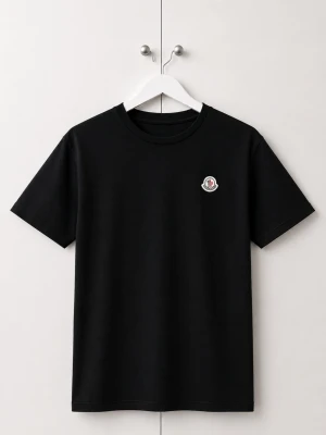 Svart Moncler t-shirt med logga - Snygg svart t-shirt från Moncler med klassisk rund hals och liten broderad Moncler-logga på bröstet. T-shirten har korta ärmar och är gjord i mjuk bomull som känns skön mot huden. Perfekt för dig som gillar stilrena plagg med exklusiv känsla.