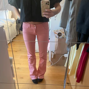 Rosa jeans - Lågmidjade rosa jeans i nyskick! Jag är 165 och de passa mig jätte bra. Mitt midjemått på jeans brukar vara 34-36 men den har som en flärp som barn jaens har och kan ändra storleken i midjan. Säljer dem då jag tyckte att de såg bra ut på mig men jag önska värkligen de! 