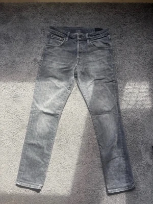 Grå tvättade slim fit jeans - Säljer ett par grå slim fit jeans med tvättad look och klassiska fem fickor. Jeansen har raka ben och normal midja. Perfekta för en avslappnad och trendig stil. Pris går att diskutera via snabb affär 😊🙏