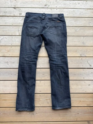 Nudie jeans grim Tim - Säljer dessa snygga nudie jeansen i den populära modellen ”grim tim” i storlek W33, L32! De är i mycket fint skick! Hör gärna av dig vid funderingar 😊