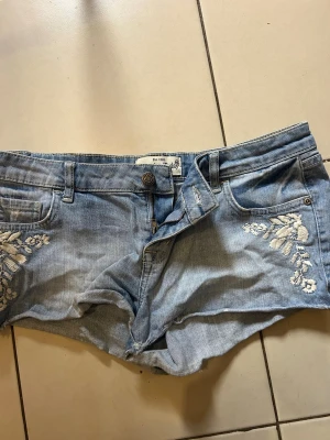 Lågmidajde jeans shorts  - Super lågmidajde jeans shorts med spets på sidorna. De är storlek M men är lite små i stops skulle säga S-M. Lägg prisförslag💖 kolla även in min sida för mer vintage kläder💖