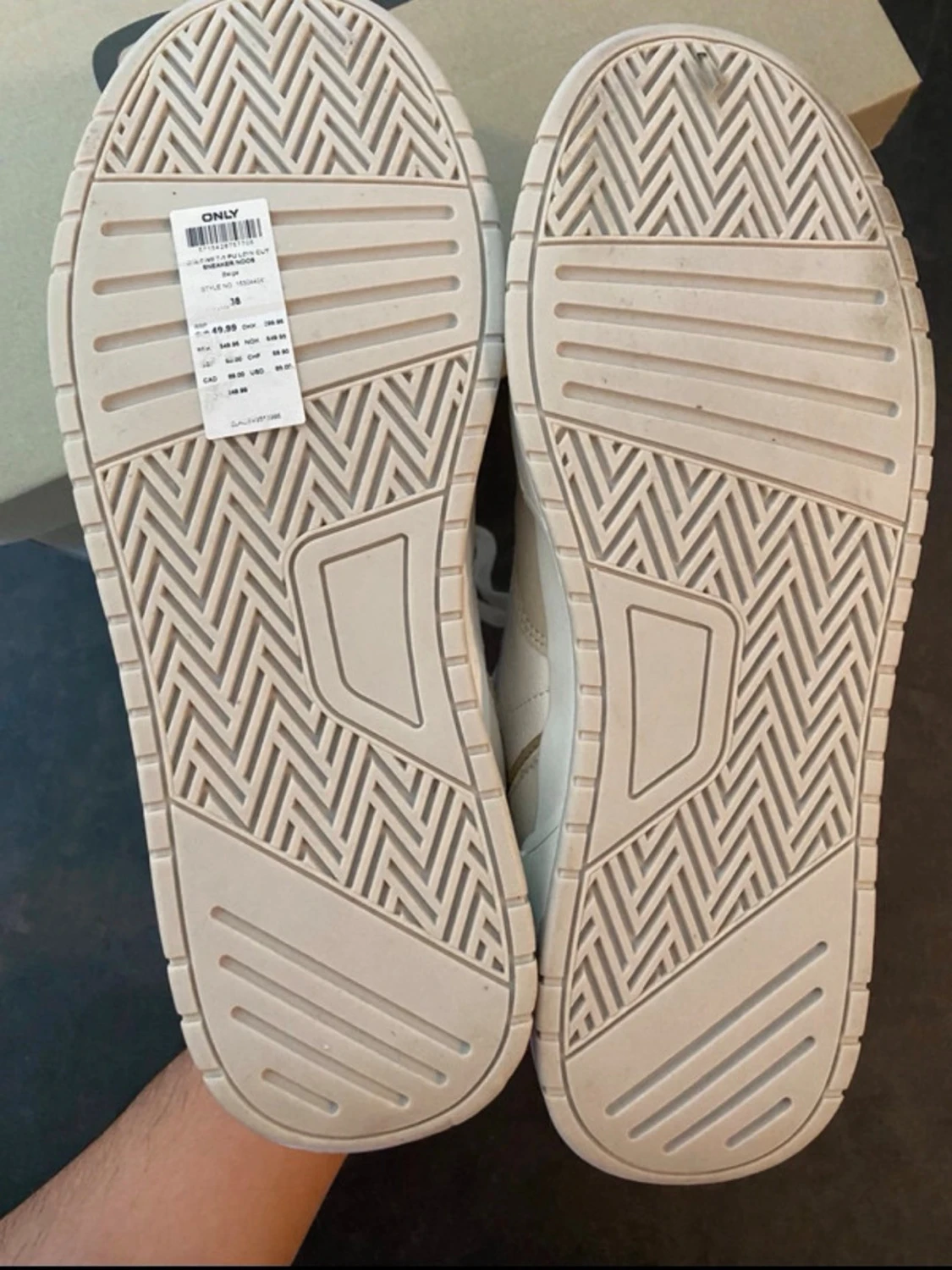 Vita och beige sneakers från Only - 2
