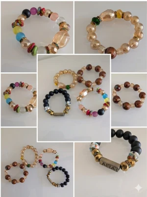 Färgglada pärlarmband i mixade material - Säljer ett set med flera armband gjorda av pärlor i olika färger och former. Armbanden har inslag av guldiga, svarta, bruna, rosa, blå och gröna pärlor samt detaljer i metall. Ett av armbanden har en metallbricka med texten 'AFIA'. Perfekt för dig som gillar unika accessoarer.