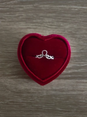 Silverfärgad kronring med detaljer - ring i storlek 16,5mm, silverfärgad. 