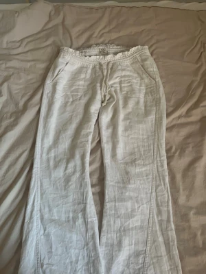 Roxy linnebyxor  - Low waist bootcut linnebyxor, ifrån Roxy. Använda men i gott skick. Storlek S skriv för fler bilder.