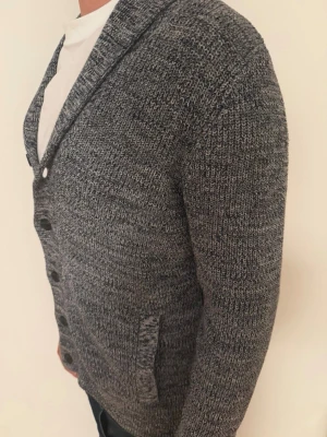 HM cardigan - Säljer en cardigan från HM i storlek M. Modellen är ca 187cm. Hör av er vid funderingar!