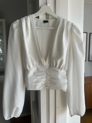 Vit blus från Gina Tricot - Superfin blus från Gina Tricot, strl 36.