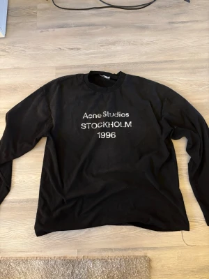Svart sweatshirt Acne Studios -  Lång sleeve från acne studios. Den är måttligt använd. Den har en Washed look