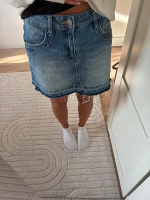 Blå jeanskjol  - Säljer en blå jeanskjol från meet me there, storlek xxs/xs💕