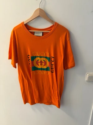 Gucci t-shirt (passar M/L) - Tisha från Gucci. Storlek S, men som det mesta Gucci sitter det betydligt större, passar M/L beroende på önskad passform. Är i jättefint skick, inga fläckar eller hål och mjuk och fin i tyget. Och ja, den är äkta, gör gärna LC själva. Kan även fixa mått och fler bilder vid intresse! 