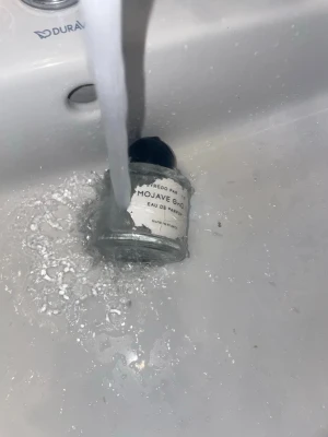 Byredo Mojave Ghost Eau de Parfum - Byredo Mojave Ghost Eau de Parfum i en rund, genomskinlig glasflaska med svart rund kork. Etiketten är vit med svart text och flaskan har en stilren och minimalistisk design. Perfekt för dig som gillar exklusiva dofter och snygga parfymflaskor.
