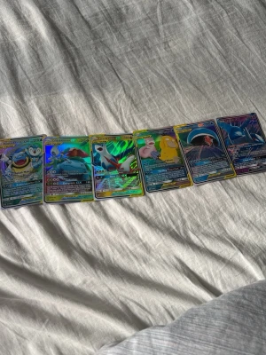 Pokémon GX-kort, 6 st holografiska - Säljer ett set med 6 Pokémon GX-kort, alla holografiska och med färgstarka motiv. Korten har olika Pokémon och är tryckta på klassiskt glansigt samlarkortmaterial. Perfekt för dig som vill utöka din samling eller spela Pokémon TCG.