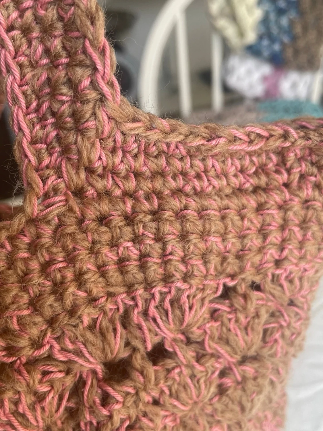 Handvirkad shoppingväska i rosa och beige - 1