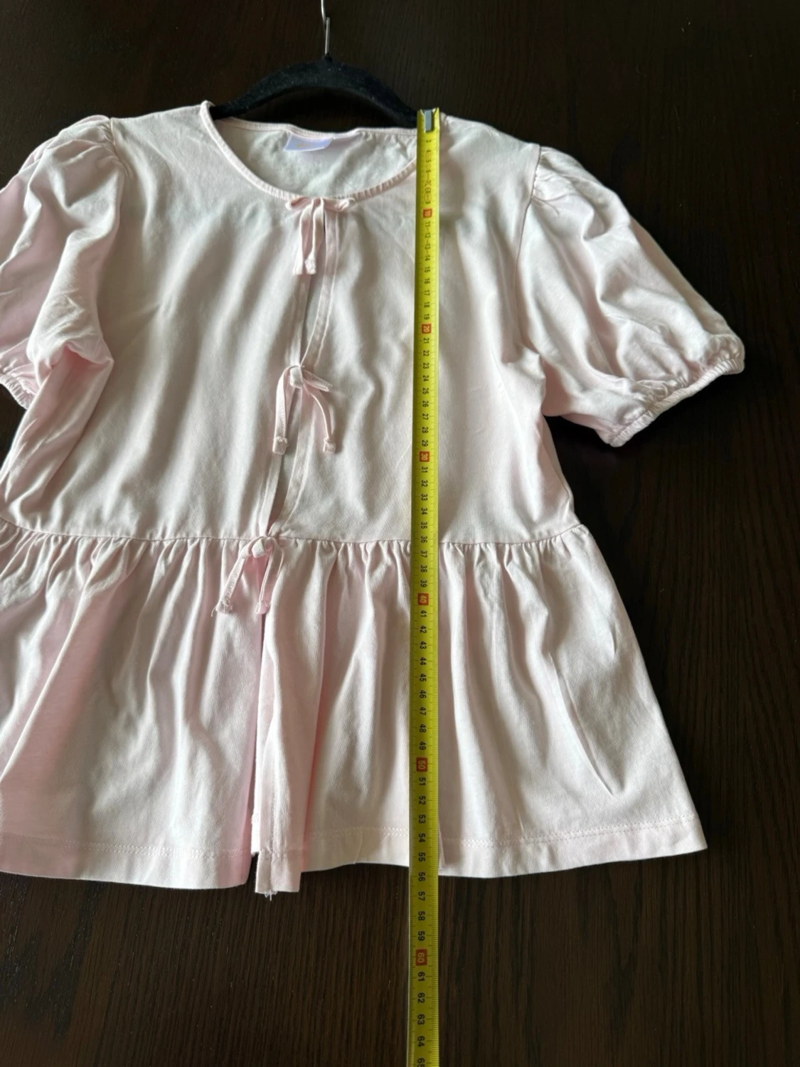 Ljusrosa blus med puffärm och knyt - 1