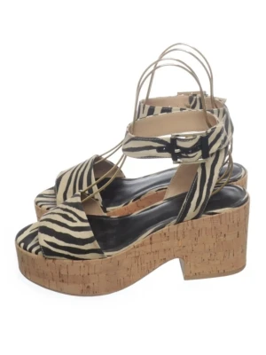 Sandaletter med zebramönster – Strl 39 🦓✨e - Snygga sandaler med zebramönster i svart och beige, breda remmar och justerbart spänne runt ankeln. PlatåsuSnygga och trendiga sandaletter från H&M med zebramönstrad ovandel och bekväm platåsula i korklook. Perfekta till sommarens klänningar, jeans eller shorts.  Detaljer: • Märke: H&M • Storlek: 39 • Färg: Beige/Svart (zebramönster) • Platåsula med korklook • Justerbar ankelrem med spänne • Bekväma och stabila att gå i • Innersula ca 25 cm  Skick: Bra begagnat skick. Normala spår av användning 