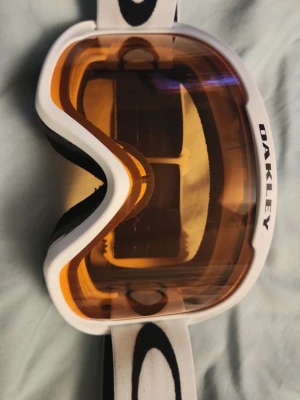 Oakley skidglasögon - Ett par nya skidglasögon från Oakley med prislapp, förvaringspåse, bruksanvisning/ skötsel och orginal förpackning finns med. Använda en gång i ca 2h. Säljer då skidor inte va min grej. Sista bilden är hur dem sitter på🫡