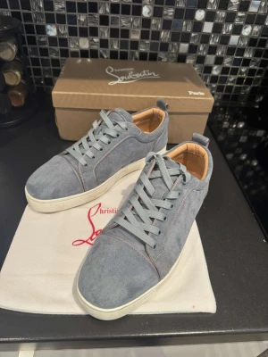 Loubs - Ett par loubs i storlek 43, använda några få gånger men fortfarande väldigt bra kvalitet samt mocka!