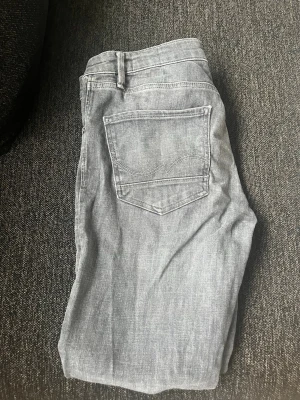 Mörkgrå jeans från Jack & Jones - Säljer mörkgråa jeans från Jack & Jones. De har inga defekter och är använda max en gång. Perfekta till en casual outfit och passar till det mesta i garderoben.