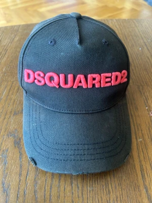 Dsquared2 keps - dsquared2 keps som är nästan helt ny använd några gnr. Pris kan diskuteras 💯