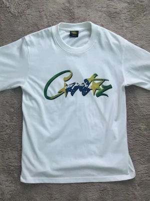 Brazil Corteiz t-Shirt - Säljer Corteiz T-Shirt med brazil style där framme, knappast använt. Storlek XS. Skriv om du vill fråga mer frågor!