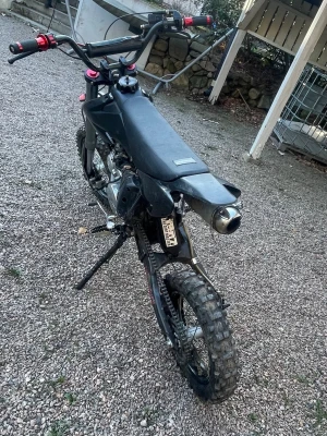 Svart Orion crossmoped - Säljer en svart crossmoped/fiddy från Orion med grova däck, rödsvarta handtag och detaljer samt texten 'EVIL POWER' på styret. Mopeden har robust ram, sportig design och är perfekt för dig som gillar att köra offroad. Sadel och kåpor är i slitstarkt material. men pedalen man startar på är lite trög men den startar och går som den ska.