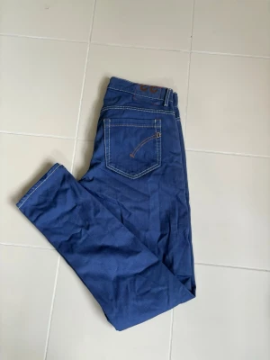 Blå ursnygga dondup george jeans w33 - Superfina snygga eleganta och eftertraktade blå Dondup George jeans i w33. Helt perfekta nu till sommaren och väldigt unika och sällsynta! Väldigt prisvärda och schyssta i utmärkt toppskick verkligen! Tveka inte vid minsta fråga eller fundering och pris ej hugget i sten.