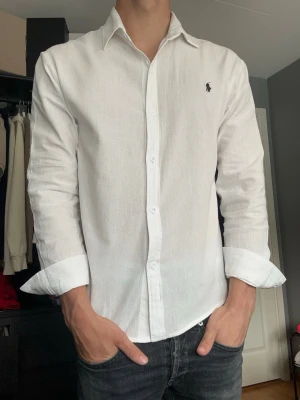 Ralph lauren linneskjorta vit  - Säljer denna riktigt snygga linneskjorta från Ralph lauren. Den är använt ett par gånger så skicket är fof mycket fint. Det är ett väldigt tunt material. Storleken är M men sitter mer som en S. Skriv vid fler frågor eller bilder.