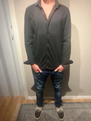 Svart Skjorta från Sonrisa - Jag säljer denna sonrisa skjorta i storlek S. Skicket är mycket bra och Nypris:- 3000kr modellen är 177cm och väger 65kg. Skriv för mer information✨✨