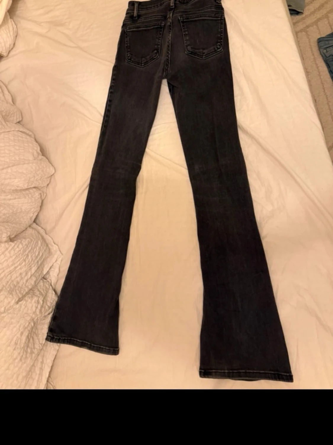 Svarta bootcut jeans mid waist från bikbok - 1