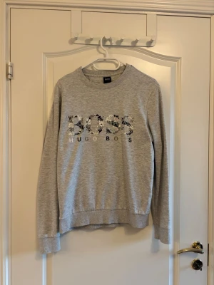Hugo Boss Tröja S passar XS - Mängdrabatt finns! Ju fler plagg du köper, desto bättre pris kan jag ge