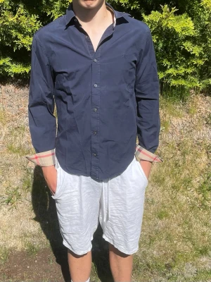Burberry - Burberry Skjorta  Säljer min Burberry skjorta i fint skick. Stilren och passar perfekt till både vardag och finare tillfällen.  📦 Snabb frakt ✅ Bra skick 💯 Äkta Burberry  Storlek: M  #burberry #burberryshirt #grisch #arkivet #arkivetstyle #oldmoney #oldmoneyaesthetic #quietluxury #luxury #designer #premium #fashion #style #outfit #cleanfit #vintage #streetwear #preppy #classy #trend #mode #plick #vinted #sweden #secondhand #fyp #explore #mensfashion #fitcheck #wardrobe