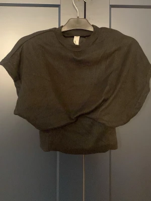 Snygg topp  - Jag säljer denna stickade toppen då den aldrig kommit till användning för att den varit för liten ❤️ Denna toppen är fin och tajt i midjan men luftig längre upp, toppen är också från shein, missguided ❤️ (skriv för mer info) 