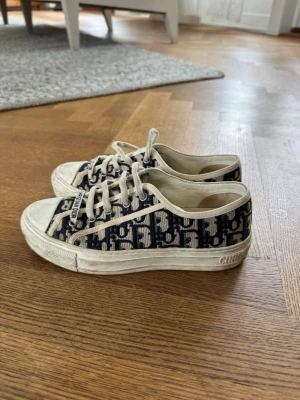 Sneakers - Snygga sneakers som har så mycket kvar att ge! 🤍 de kommer inte till användning hos mig tyvärr