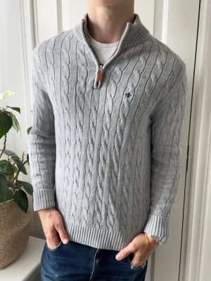Morris tröja stickad  - Morris tröja stickad, Inga defekter! Lång i modellen.  Modellen i bilderna är 180 cm 75 kg och bär Storlek S , Kom med frågor! 🌟 (Kan gå ned i pris vid köp av paket 😉) 