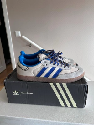 Adidas x wales bonner - Hej och välkommen till Liljestrands nu säljer vi ett par adidas samba x Wales bonner utan hål endast smutsiga. Använda på sparsamt sätt pris kan självklart diskuteras OBS” osäker på äkthet köpta på plick för drygt 5 månader sen” otroligt fin färg perfekt till sommar box följer med som syns på bilderna kom med frågor osv så hörs vi mvh liljestrand