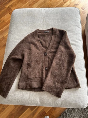 Brun kofta från Gina Tricot - Mysig brun kofta från Gina Tricot
