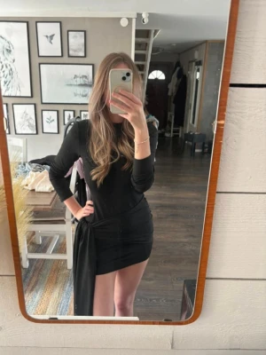 Svart klänning med knyte  - Svart kort klänning i stretchigt material med knyte💕strl.M