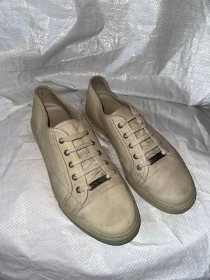 Gucci - sneakers  - Denna vara kommer att auktioneras ut på på Humana x Plick Live den 15 juni klockan 19:30