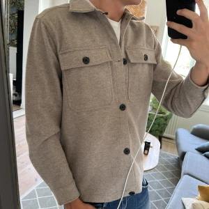 Beige overshirt  - Riktig skön och extremt stilren, perfekt till alla tillfällen. Skriv vid frågor 👍