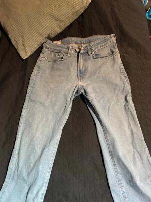 Ljusblå raka jeans - Säljer ett par ljusblå jeans med rak passform och klassisk  som bara ligger i garderoben  bara att höra av sig vid frågor